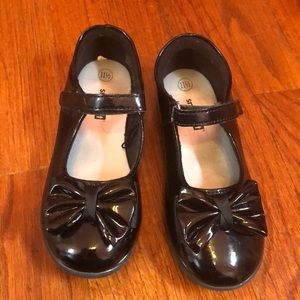 Smart fit black girls dress shoes. Never worn.